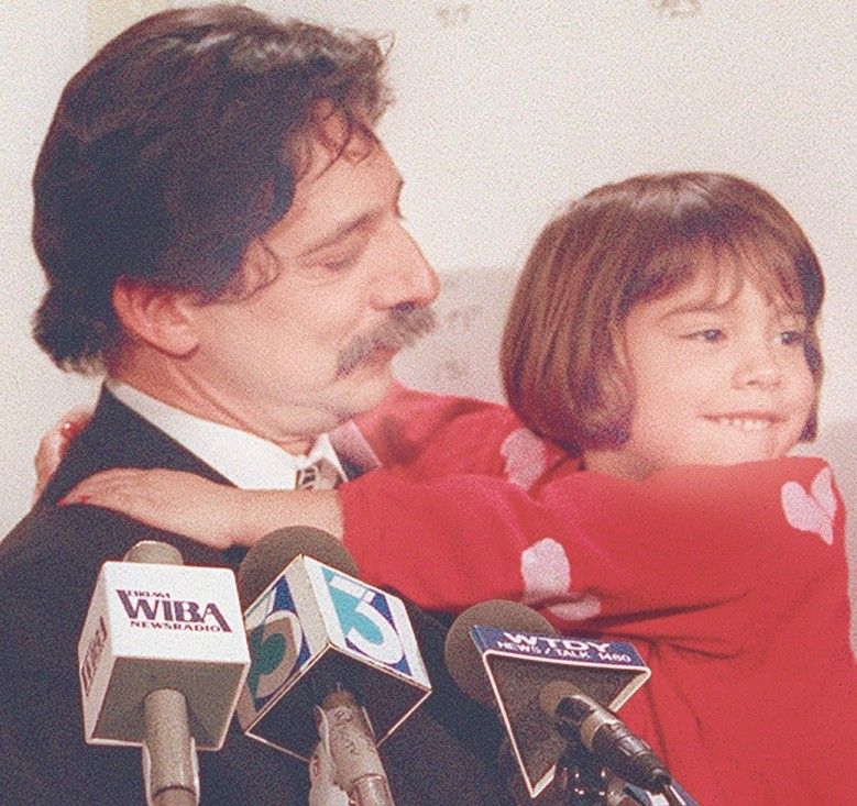 1995: Wins reelection